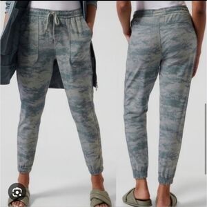 Athleta Farallon Jogger Pants Large Fog Camo Print Pockets Drawstring XS